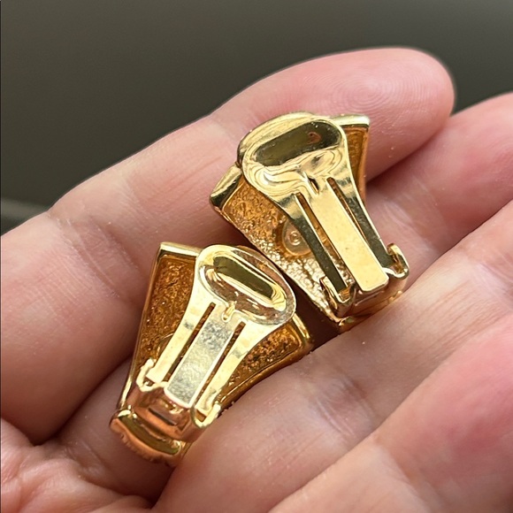 🖤KJL satin Goldtone clip earrings - Picture 5 of 11